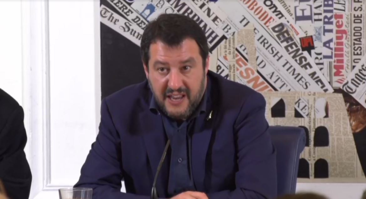 Matteo Salvini durante l'incontro con la stampa estera