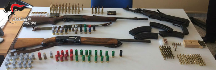 Le armi e le munizioni sequestrate dai carabinieri di Crotone