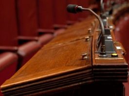 Legge elettorale, via libera della Camera. Tensioni in aula. Ecco cosa prevede banchi aula camera dei deputati