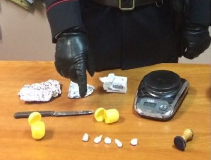 Cocaina nel giubbino e a casa, arrestato ex sindaco