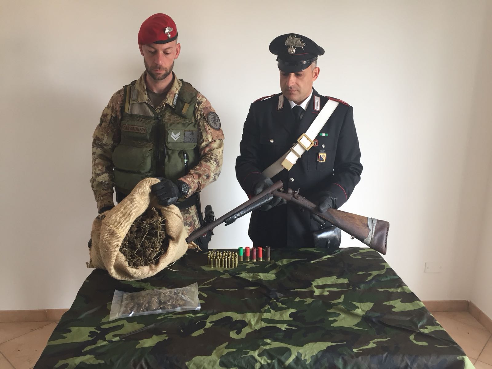 Fucile a canne mozze e il sacco di marijuana trovati a Ciminà