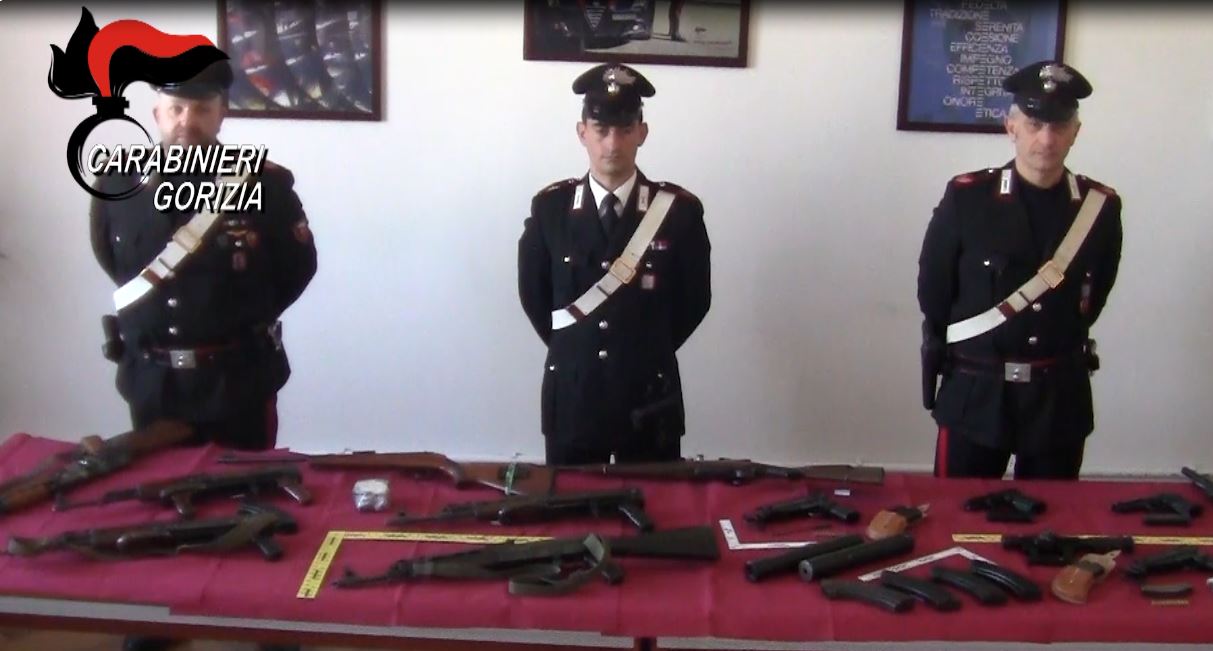 L'arsenale di armi da guerra trovato nell'auto di un bosniaco