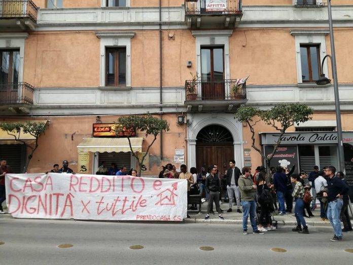 protesta comitato prendocasa cs protesta comitato prendocasa cs