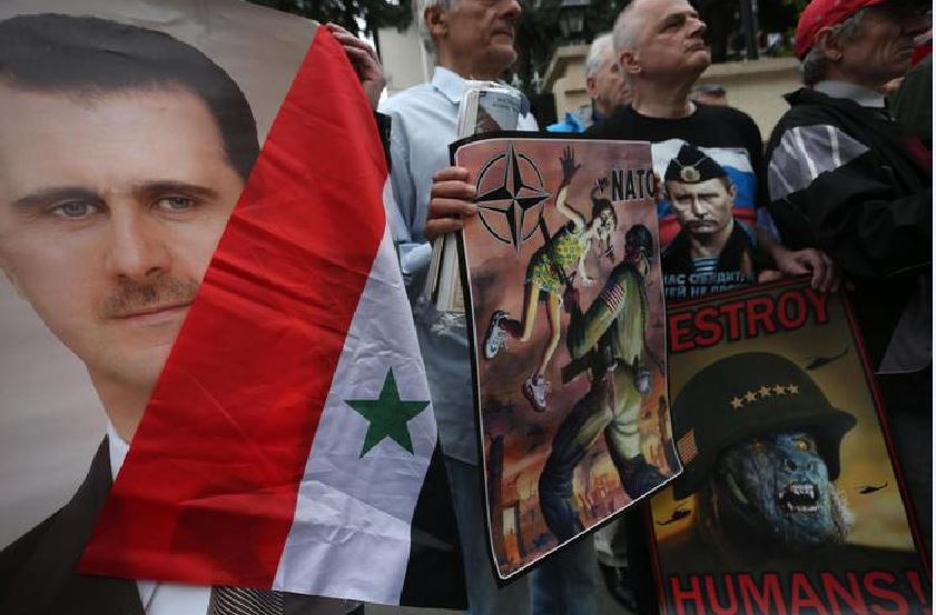 manifestanti siriani pro Assad