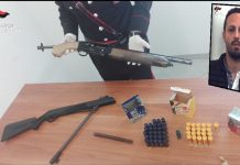 Fucili e cartucce in un magazzino, arrestato un trentunenne Le armi sequestrate a Lamezia, nel riquadro Valentino Perri