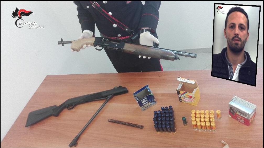 Le armi sequestrate a Lamezia, nel riquadro Valentino Perri