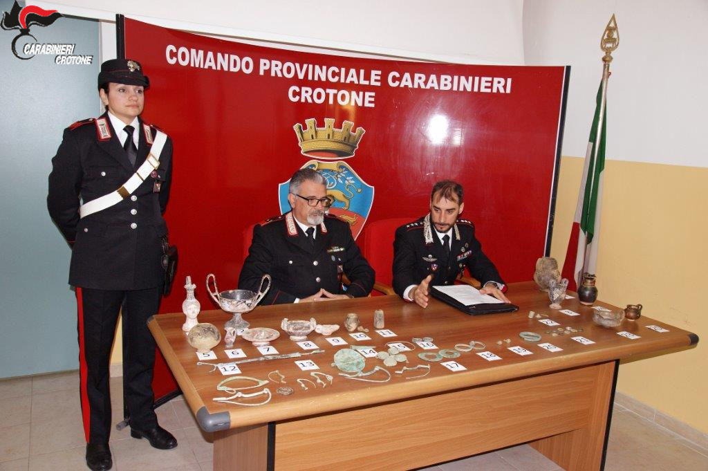 I carabinieri con i reperti scoperti a Cirò Marina