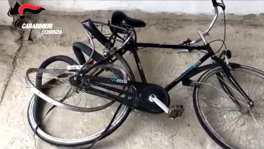 La bici del gambiano distrutta dopo l''impatto