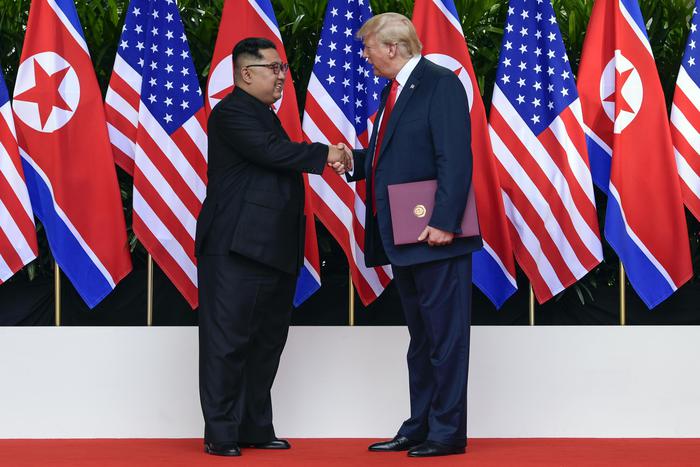 La storica stretta di mano tra Kim e Trump