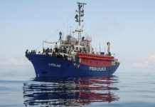Migranti, governo chiede a Malta di accogliere nave “fantasma” Migranti, Lifeline, la nave "fantasma"