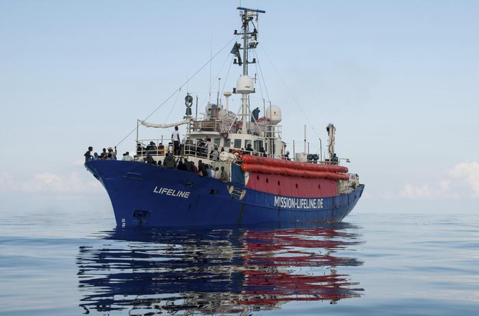 Migranti, Lifeline, la nave "fantasma"