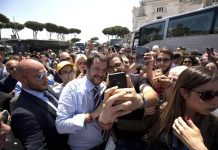 Matteo Salvini accerchiato dalla folla alla festa della Repubblica a Roma