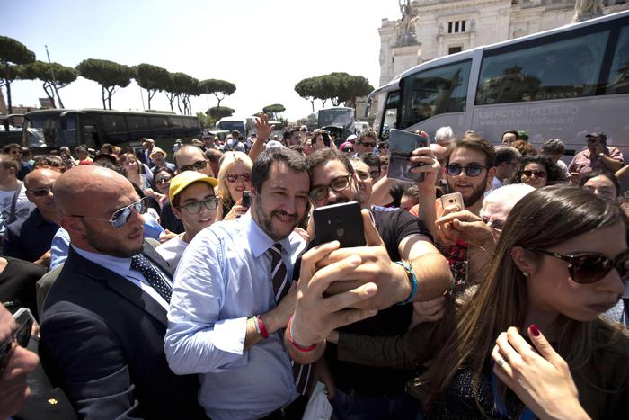 Matteo Salvini accerchiato dalla folla alla festa della Repubblica a Roma