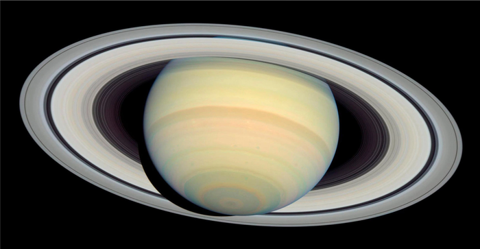 Saturno ripreso da telescopio Hubble