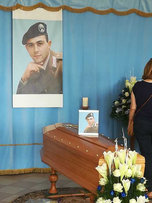 La foto di Matteo Vinci da giovane militare, l'uomo ucciso da un'auto bomba a Limbadi 