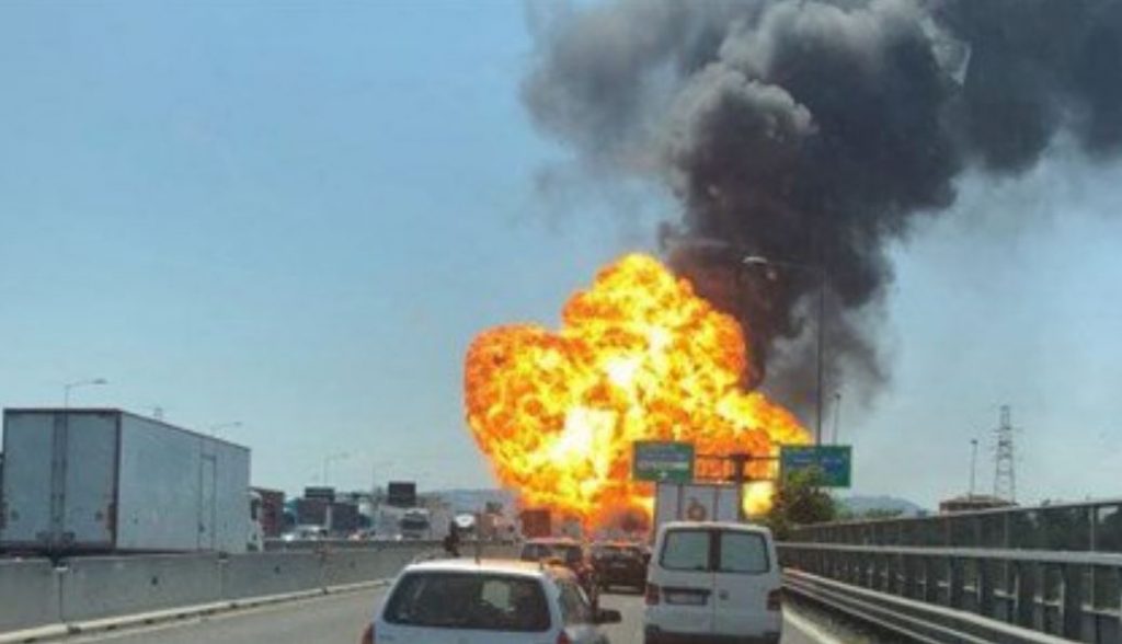 Esplode autocisterna a Bologna, è l'inferno. Morti e feriti