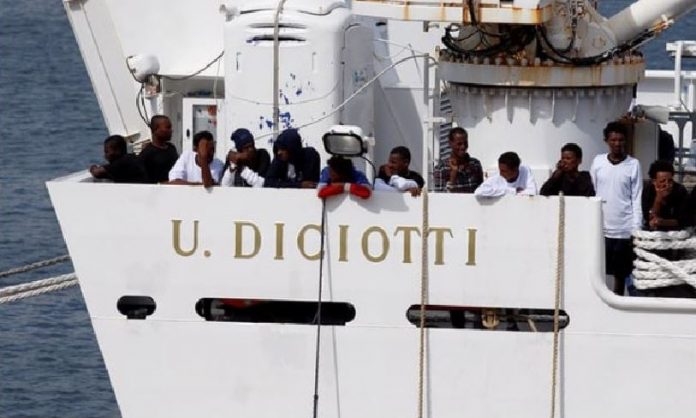 Migranti nave Diciotti: Salvini difende confini migranti nave Diciotto