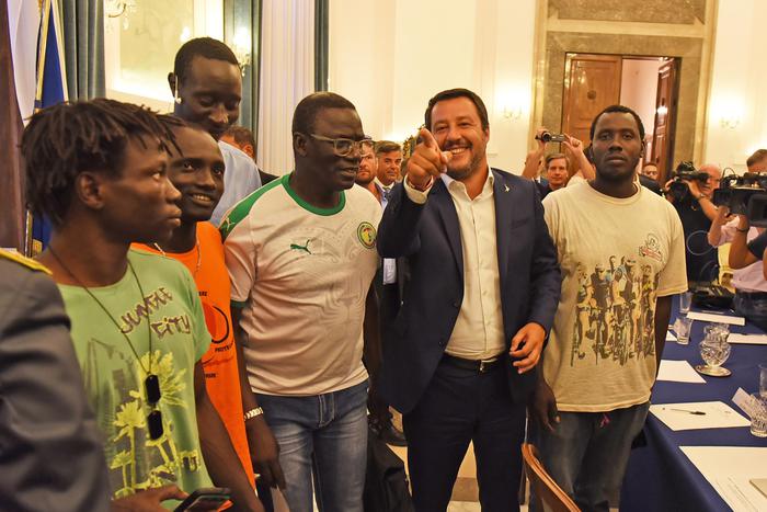 Matteo Salvini incontra una delegazione di immigrati a Foggia