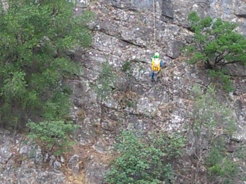 Un soccorritore impegnato nell canyon del Raganello