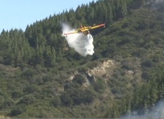 Vasto incendio sul Pollino, fiamme verso le montagne. In azione i pompieri Canadair incendio