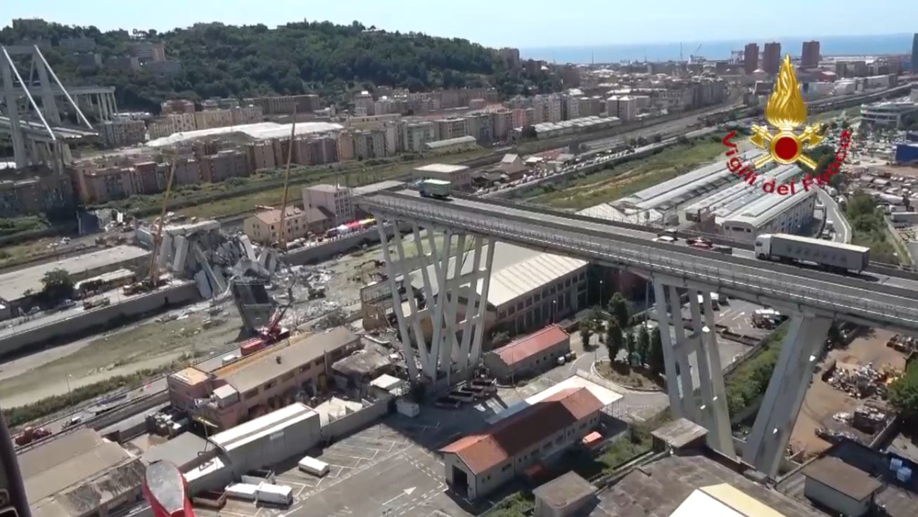 Il ponte Morandi crollato visto dall'elicottero