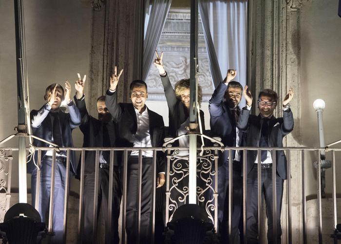 Il vicepremier Luigi Di Maio e i ministri del M5s si sono affacciati dal balcone di palazzo Chigi