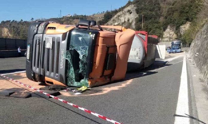 tir ribaltato autostrada tir ribaltato autostrada