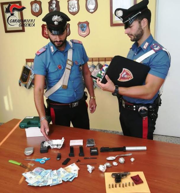 Cocaina, pistola e strumenti per eludere i controlli, arrestato