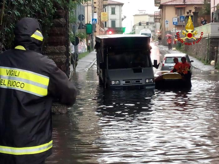 maltempo, danni, allagamenti, alberi caduti su auto