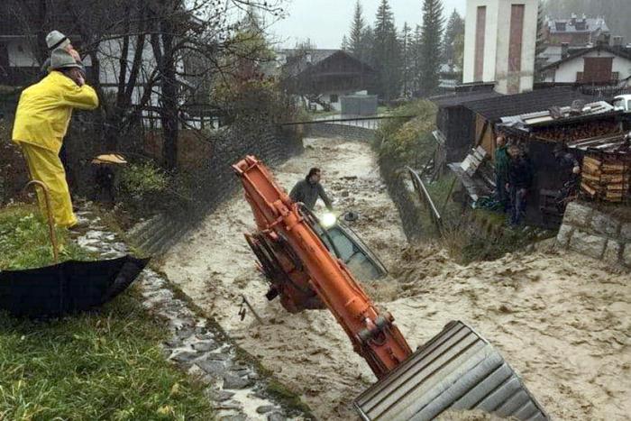 maltempo, danni, allagamenti, alberi caduti su auto