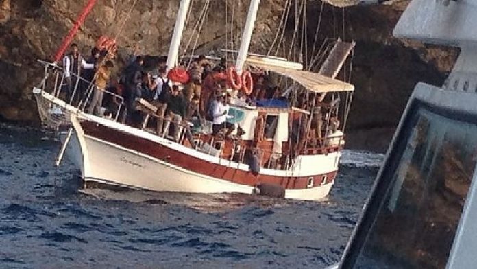 Crotone, giunti una settantina di migranti in barca a vela