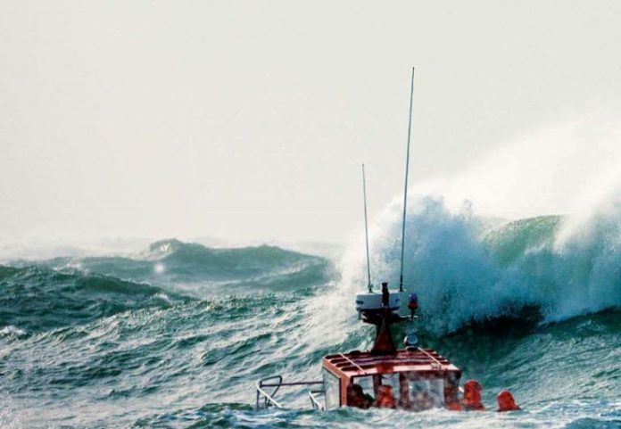 soccorso guardia costiera mare mosso Migranti in mare a Crotone col mare agitato, intervento di soccorso