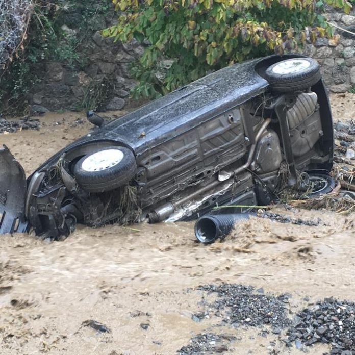 Torrente in piena a Bagaladi, auto trascinate, nessun ferito