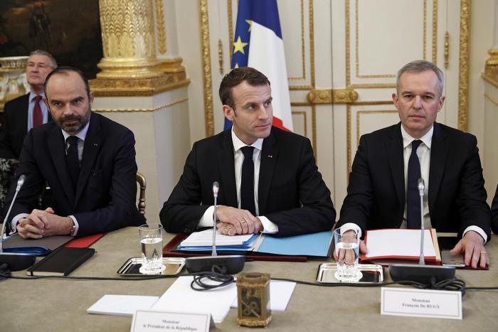 Macron annuncia impegni per risolvere crisi gilet gialli