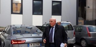 Il presidente della Giunta regionale Mario Oliverio al suo arrivo in Tribunale