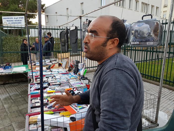Mustafa El Aoudi, il venditore ambulante marocchino intervenuto per salvare la vita ad una dottoressa aggredita davanti all'ospedale di Crotone