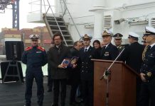 Il ministro delle Infrastrutture e dei trasporti Danilo Toninelli a bordo della nave Diciotti a Gioia Tauro.
