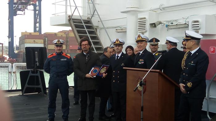 Il ministro delle Infrastrutture e dei trasporti Danilo Toninelli a bordo della nave Diciotti a Gioia Tauro.