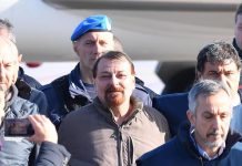 Il terrorista Cesare Battisti a Roma circondato dai poliziotti