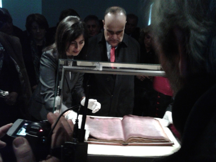 Il ministro Bonisoli sfoglia il Codice Purpureo nel museo Diocesano