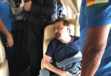 Cesare Battisti a bordo dell'aereo diretto dalla Bolivia all'Italia