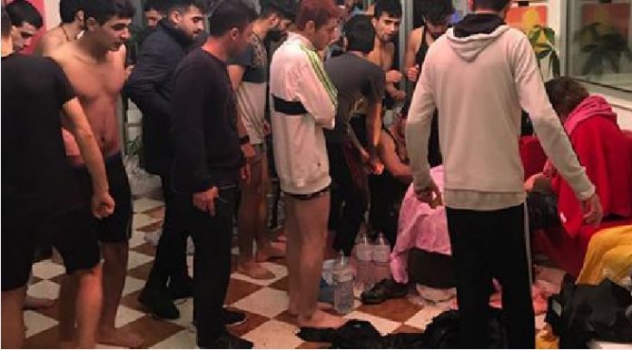 Barca a vela s'incaglia con 51 migranti curdi, soccorsi e salvati