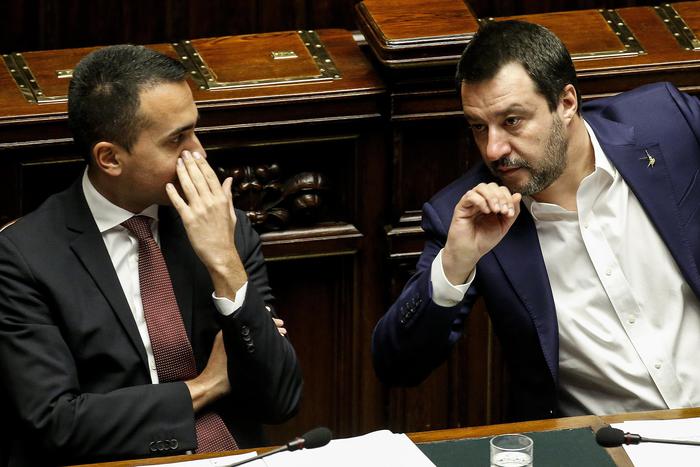Luigi Di Maio e Matteo Salvini nell'aula della Camera