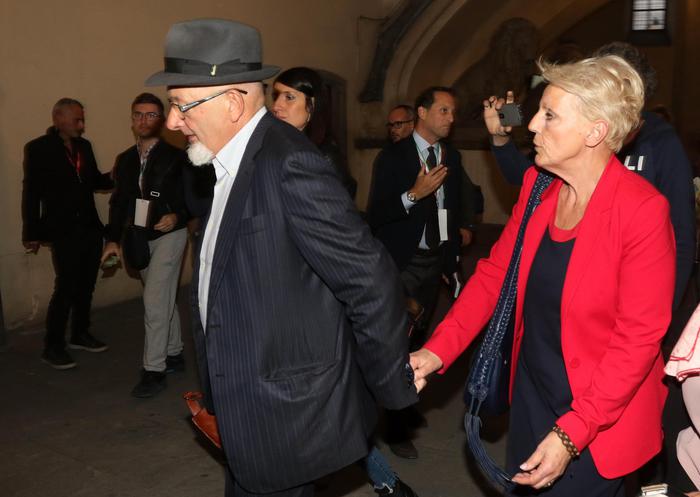 (ARCHIVIO) Tiziano Renzi con la moglie Laura Bovoli, in una immagine del 21 ottobre 2017 a Firenze