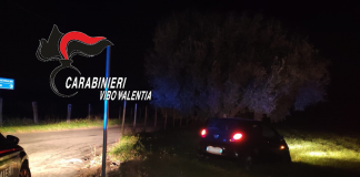 Ruba un auto e sbanda, poi scappa e sfugge alla cattura auto rubata pizzo