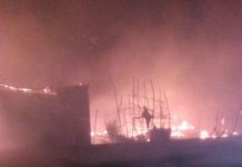L'incendio divampato nella baraccopoli di San Ferdinando, 16 febbraio 2019. Una persona è morta.