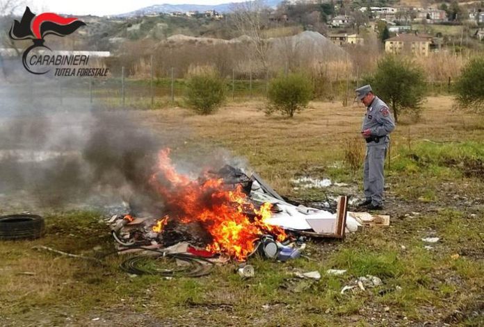 Deferito amministratore di società per combustione illecita di rifiuti a Rende Rifiuti incendiati