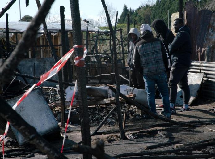 Incendio in baraccopoli S. Ferdinando, una vittima I resti delle baracche dopo l'incendio divampato nella baraccopoli di San Ferdinando