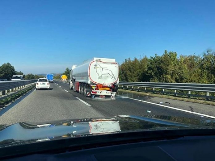 Mezzo pesante perde gasolio sull'A2 a Reggio, incidenti e pesanti disagi
