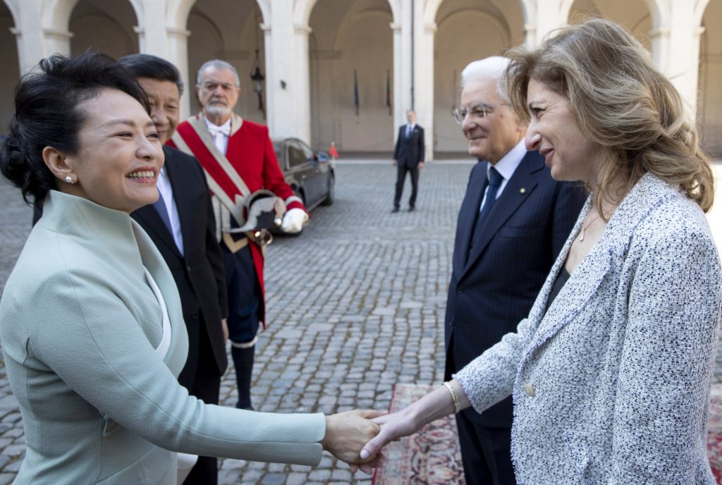 Da sinistra Peng Liyuan Laura Mattarella